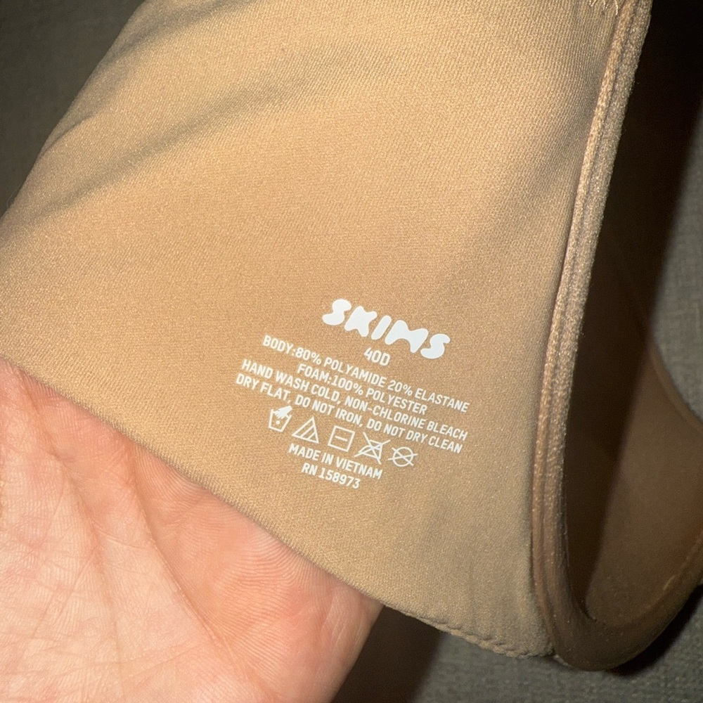 SKIMS Fits Everybody Push-Up Bra - Picture 3 of 3